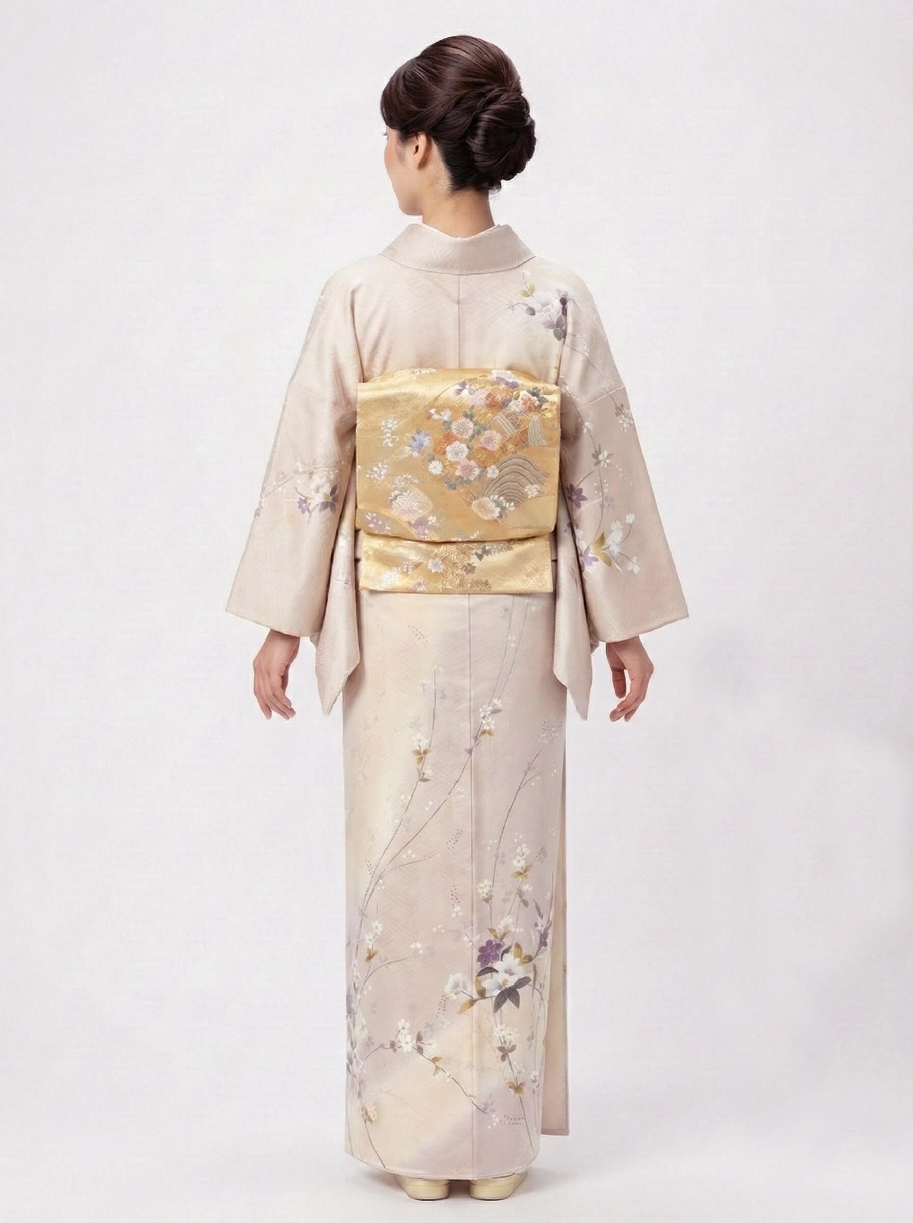 訪問着 黒地と白地に唐花